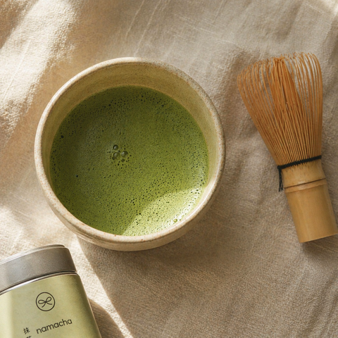 Namacha Matcha Duo Bundle met Okumidori en Ceremonial matchablikken naast een bamboe chasen