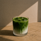 Iced matcha latte thuis: zo maak je hem goed