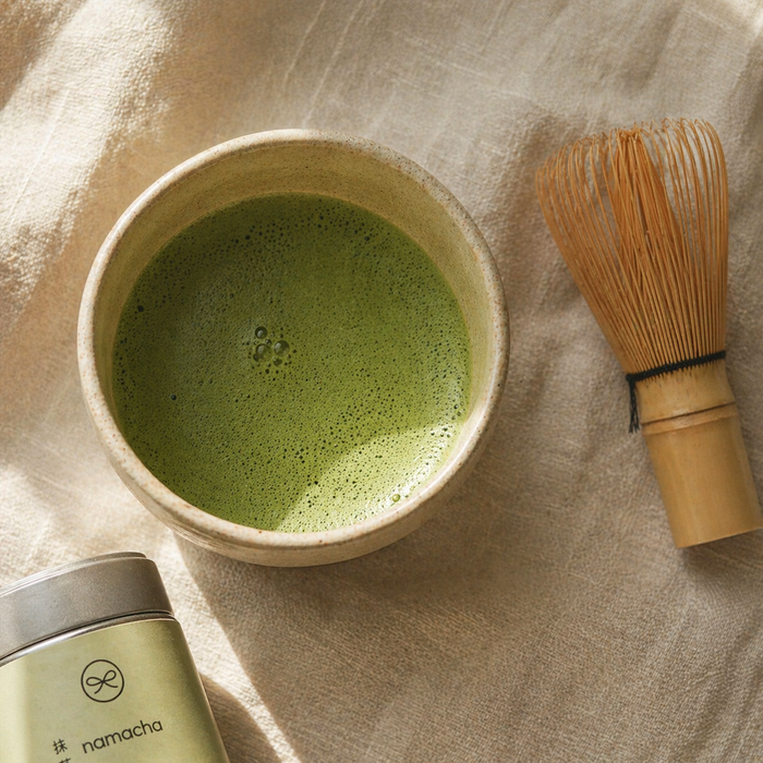 Namacha Matcha Duo Bundle met Okumidori en Ceremonial matchablikken naast een bamboe chasen